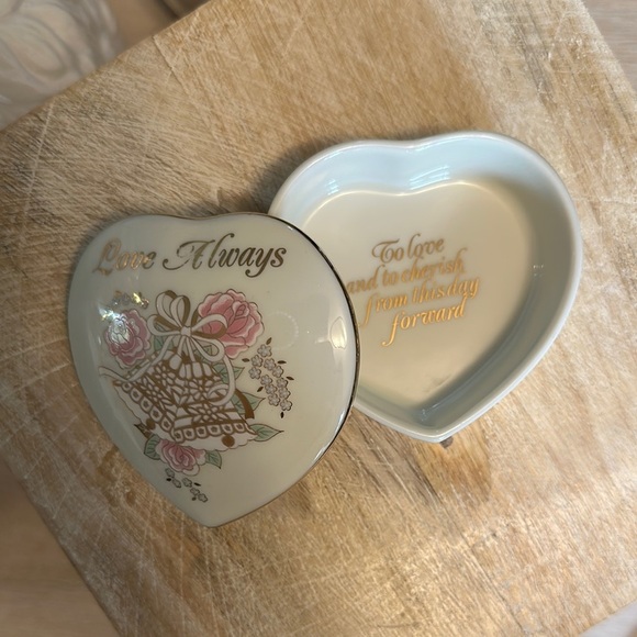 VINTAGE | Romantic Heart-Shaped Ceramic Jewelry Box with Floral Design - Picture 3 of 12